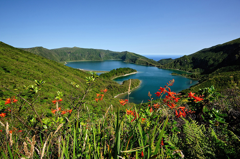 Du khách có thể tắm biển, khám phá khu vực núi lửa, chèo thuyền ở hồ hay thậm chí là chiêm ngưỡng cả thác nước.