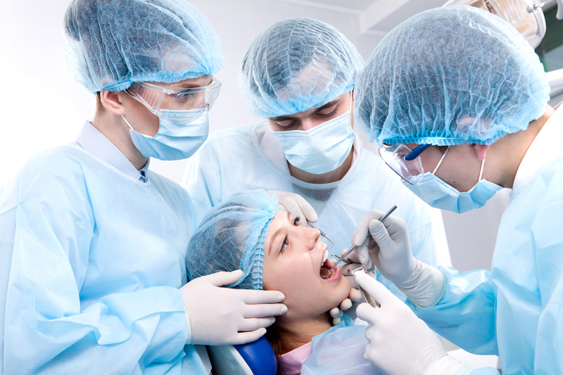 3. Bác sĩ phẫu thuật miệng, hàm-mặt (mức lương trung bình: 233.900 USD/năm - tương đương 5,324 tỷ đồng).