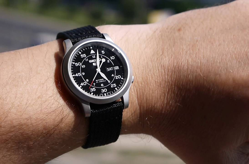 8. Seiko 5 Automatic Stainless Steel Watch (giá: 54,4 USD - tương đương 1,24 triệu đồng).