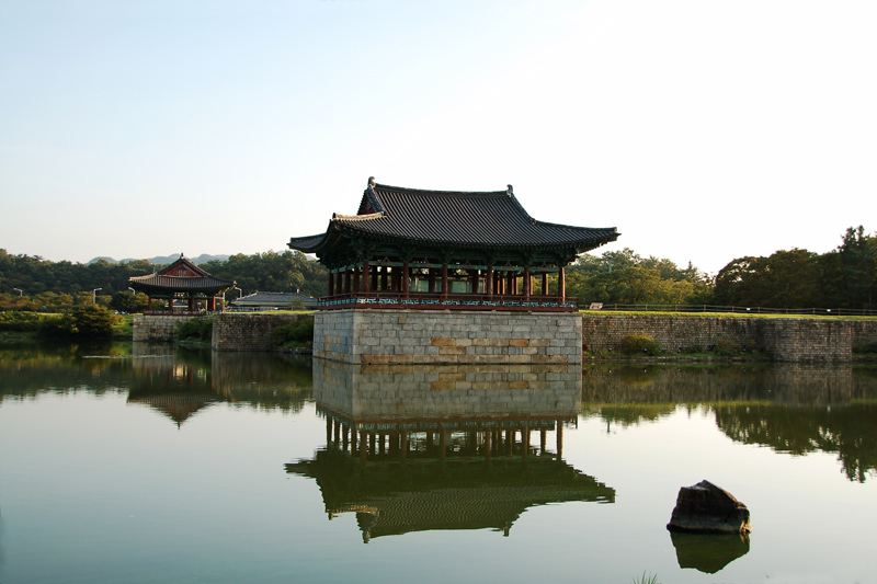 11. Thành phố Gyeongju. Thành phố ven biển nằm ở góc Đông Nam của tỉnh Gyeongsang Bắc tại Hàn Quốc. Cùng với các di sản lịch sử phong phú của mình, Gyeongju ngày nay bị ảnh hưởng bởi các xu hướng kinh tế, nhân khẩu và xã hội đã định hình nền văn hóa Hàn Quốc hiện đại. 