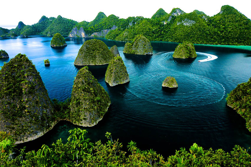 12. Quần đảo Raja Ampat. Là quần đảo gồm hơn 1.500 hòn đảo nhỏ, cồn và bãi cát ngầm ở Indonesia. Với cảnh quan tự nhiên lộng lẫy và hoang sơ, Raja Ampat được xem là một trong những nơi có hình ảnh thiên nhiên siêu thực ở châu Á.