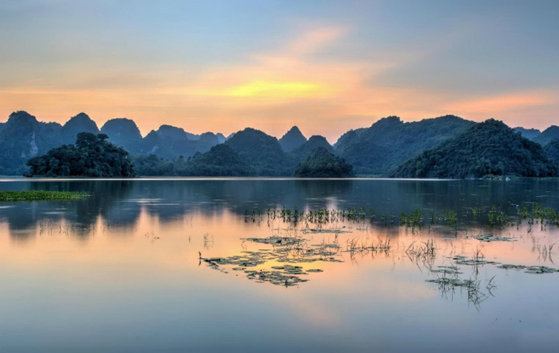 Hồ nằm cách trung tâm Hà Nội khoảng 50 km về hướng Nam Tây Nam. Ảnh: Hoang Tat Thang.