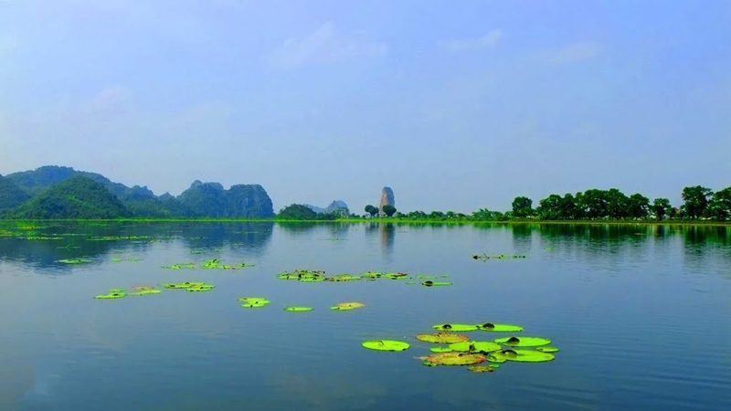 Hồ Quan Sơn là thắng cảnh du lịch nổi tiếng của địa phương. Ảnh: Trần Đức Khôi.