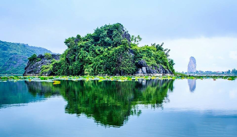 Từ những năm 1960, hồ Quan Sơn được khoanh vùng bởi một con đê bao dài 20 km chạy dọc từ Thượng Lâm đến xã Hợp Tiến. Mục đích nhằm ngăn chặn nước lũ rừng ngang, tạo bể chứa thủy lợi tưới cho 2.000 ha cây trồng và nuôi trồng thủy sản. Ảnh: Gotrip.