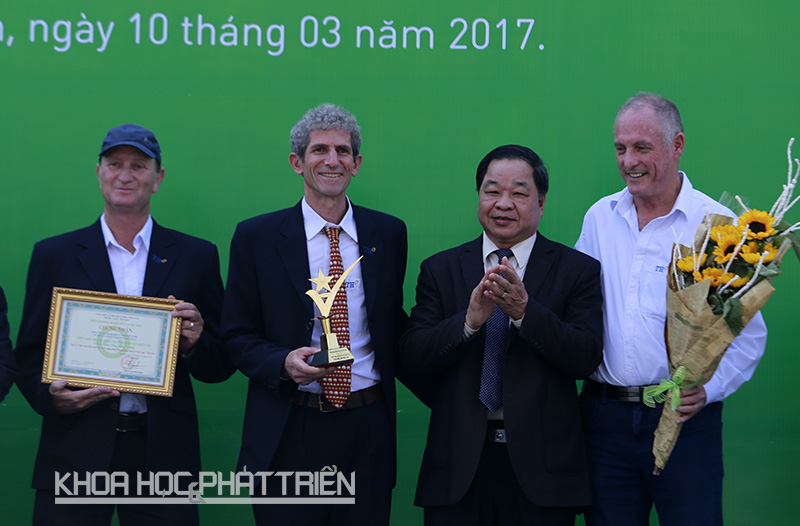 Đại diện Tập đoàn TH đón nhận Cúp vàng trang trại bò sữa organic do Trung ương hội nông dân Việt Nam trao tặng. Ảnh: Loan Lê