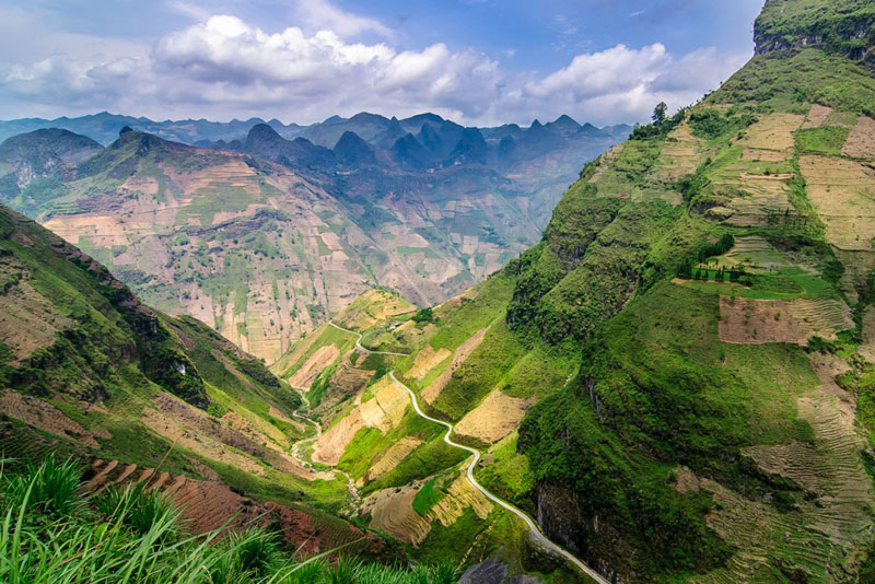Khu vực đỉnh đèo được đánh giá là một trong những điểm quan sát toàn cảnh vào loại đẹp nhất ở Việt Nam. Hẻm vực sông Nho Quế là một trong những thung lũng kiến tạo độc nhất vô nhị ở Việt Nam. Ảnh: Hachi8.