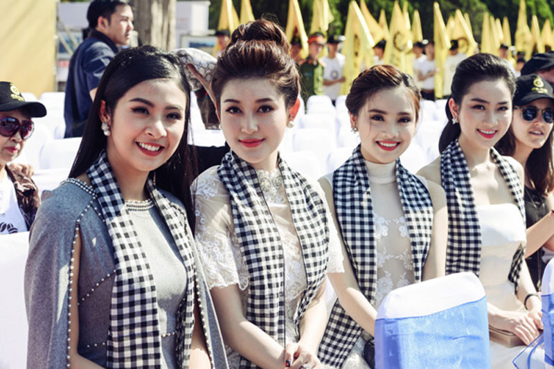 Hoa hậu Ngọc Hân (ngoài cùng phải) và Á hậu Huyền My (cạnh Ngọc Hân) khiến cho lễ hội cà phên lần thứ 6 trở nên náo nhiệt hơn.
