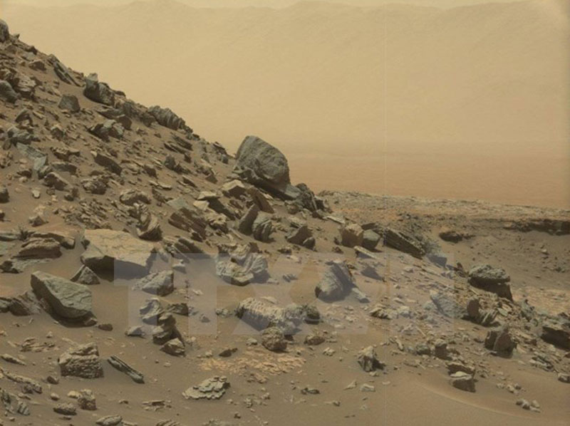 Phần vách một núi lửa của Sao Hỏa có thể nhìn thấy qua lớp tro bụi được chụp từ tàu Curiosity. (Nguồn: EPA/TTXVN).
