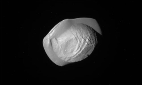 Hình ảnh rõ nhất về vệ tinh giống UFO của Sao Thổ - 1