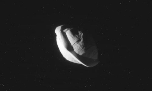 Hình ảnh rõ nhất về vệ tinh giống UFO của Sao Thổ - 2