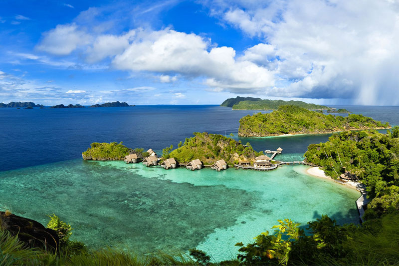2. Quần đảo Raja Ampat. Là quần đảo gồm hơn 1.500 hòn đảo nhỏ, cồn và bãi cát ngầm ở Indonesia. Với cảnh quan tự nhiên lộng lẫy và hoang sơ, Raja Ampat được xem là một trong những nơi có hình ảnh thiên nhiên siêu thực ở châu Á.
