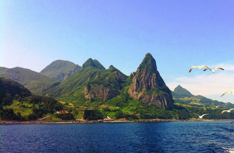 3. Đảo Ulleungdo. Là hòn đảo của Hàn Quốc trên biển Nhật Bản. Đảo có nguồn gốc núi lửa và là đỉnh của một núi lửa dạng tầng lớn nổi lên từ đáy biển, đạt độ cao tối đa là 984m tại đỉnh Seonginbong.