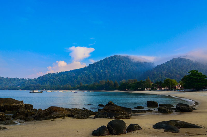 7. Đảo Pangkor. Nằm ngoài khơi bờ biển thuộc bang Perak ở phía Tây Bắc bán đảo Malaysia. Đảo có diện tích 18 km2. Pangkor nổi tiếng với không gian yên tĩnh, trong lành cùng những bãi biển hoang sơ tuyệt đẹp chưa bị con người tác động nhiều.