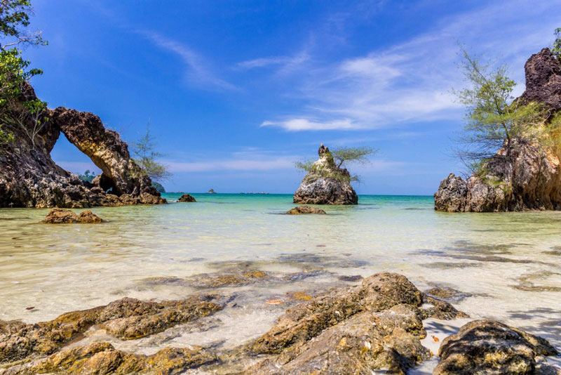 1. Đảo Koh Phayam. Hòn đảo lớn thứ hai ở biển Andaman, tỉnh Ranong, Thái Lan. Đảo được mệnh danh là “thiên đường trên hạ giới”, đặc biệt ở đây cũng còn rất vắng khách. Đến đảo Koh Phayam, bạn có thể thả mình dưới làn nước trong xanh hoặc thuê một chiếc xe máy khám phá các đồn điền cao su và các nhà hàng nhỏ xinh trên đảo.