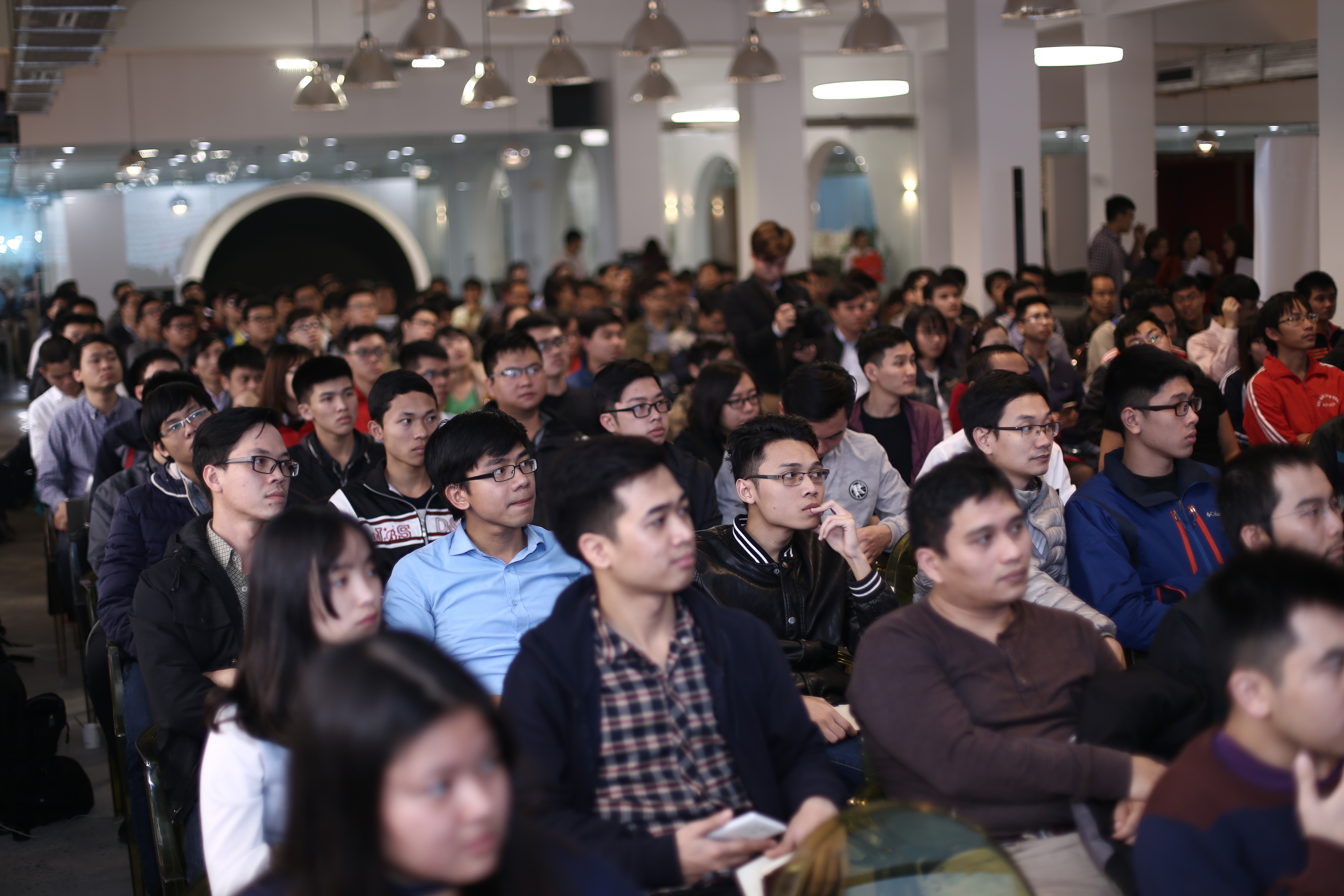 Rất đông người quan tâm tới Trí tuệ nhân tạo tới tham dự Hội thảo về Ứng dụng trí tuệ nhân tạo được tổ chức ngày 11/3.