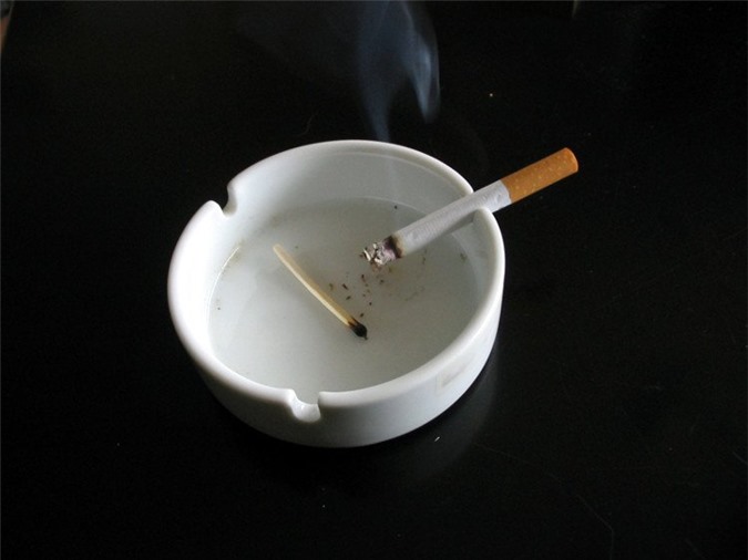 Dù hút thuốc bị cấm trên máy bay, nhưng vẫn phải có gạt tàn thuốc lá trong toilet.