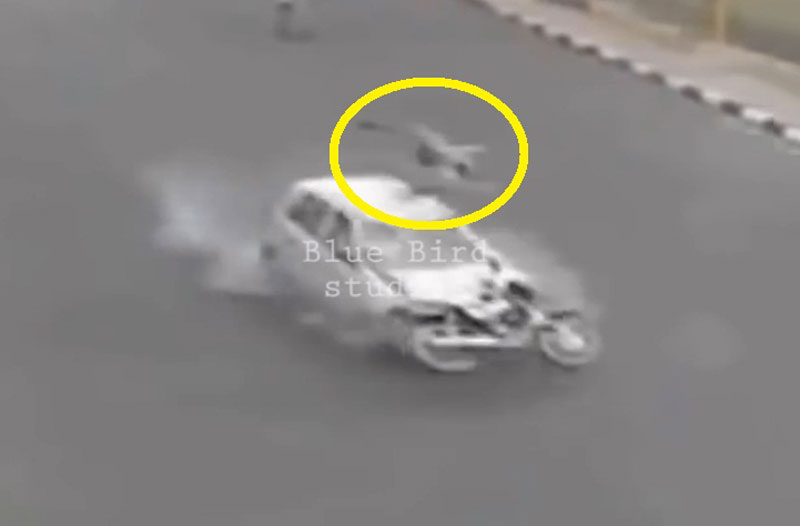Người tài xế xe máy nhào lộn trên không sau khi bị ôtô tông.