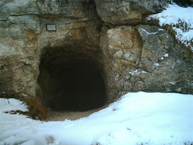 Một trong các đường hầm trên dãy Alps.