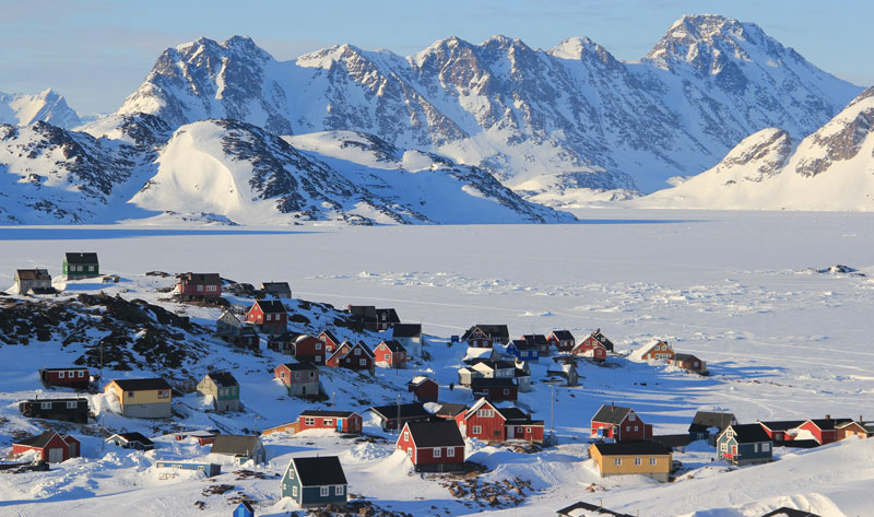 6. Greenland. Là quốc gia tự trị thuộc Vương quốc Đan Mạch. Khoảng 81% diện tích bề mặt Greenland bị băng bao phủ. Đất nước này thuộc khu vực khí hậu Bắc cực. Nhiệt độ trung bình của tháng nóng nhất trong năm không vượt quá 10 độ C. Có một số khu vực, nhiệt độ cao nhất được ghi nhận trong mùa Hè là khoảng -7 độ C.