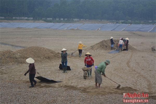 Thi công ô chôn lấp rác thải mới tại Khu Liên hợp xử lý chất thải rắn tại xã Nghi Yên (Nghi Lộc). Ảnh: Thu Giang.
