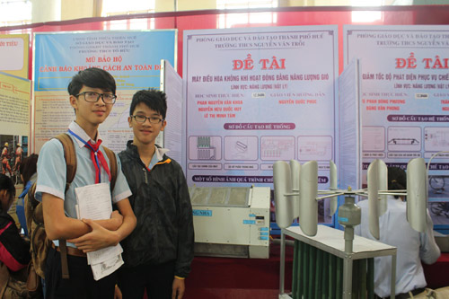 Huy và Khoa tại cuộc thi “Khoa học- kỹ thuật dành cho học sinh trung học năm học 2016-2017” do Sở Giáo dục và Đào tạo tỉnh Thừa Thiên Huế tổ chức. Ảnh Cẩm Phong.