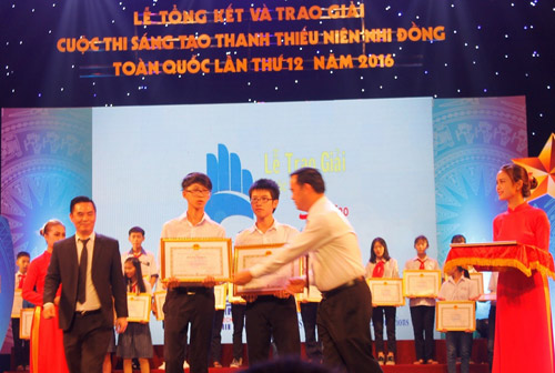 Huy (bìa phải) và Khoa nhận giải Khuyến khích quốc gia tại cuộc thi Sáng tạo thanh thiếu niên, nhi đồng toàn quốc 2016. Ảnh: NVCC.