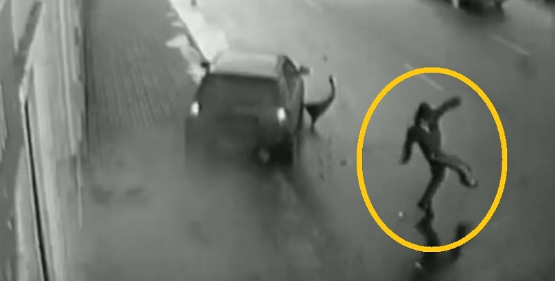Một người may mắn tránh được 1 xe ô tô băng lên lề đường.