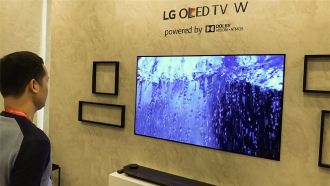 Tivi thông minh LG OLED TV W như một bức tranh treo tường với hình ảnh sắc nét 4K - Ảnh: T.Trực
