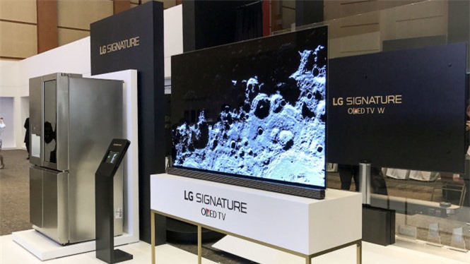 Nhóm sản phẩm LG Signature với tâm điểm là dòng tivi thông minh LG OLED TV W siêu mỏng ra mắt tại InnoFest 2017 - Ảnh: T.Trực