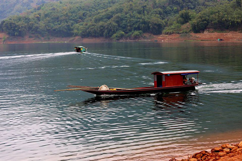 Xung quanh sông nước hữu tình, yên ả. Ảnh: Trần Thùy Linh.