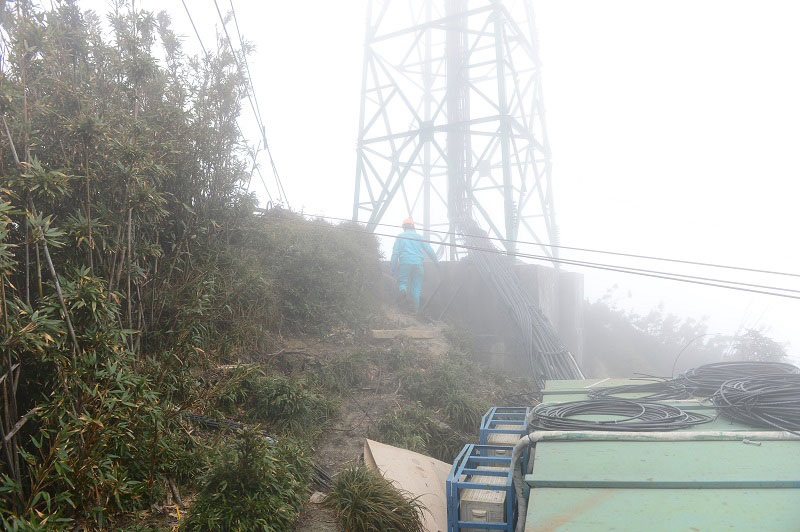 Nhân viên kỹ thuật Viettel huyện Sapa (Lào Cai) triển khai trạm 4G trên đỉnh núi Fansipan trong điều kiện khí hậu vô cùng khắc nghiệt.