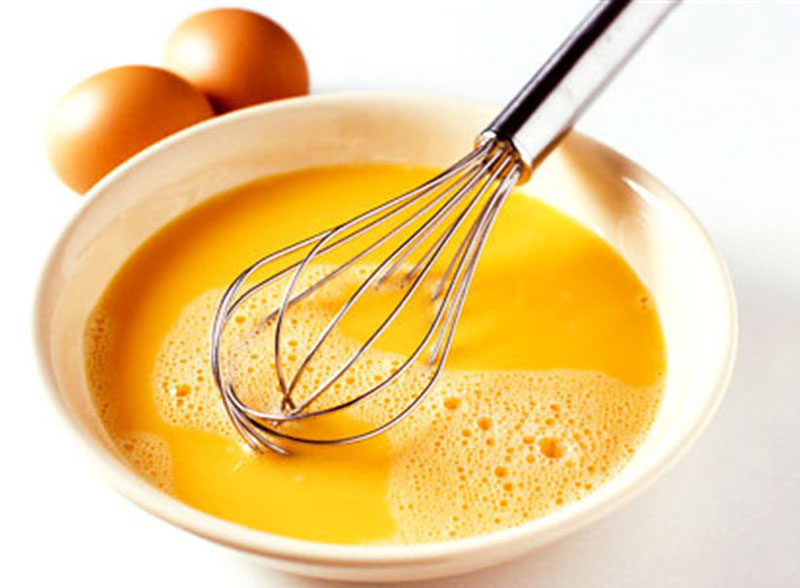 Ngoài cơm trắng, trứng cũng là nguyên liệu cần thiết cho món trứng cuộn cơm này.