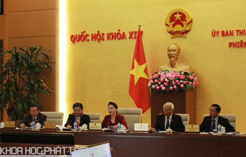 Chủ tịch Quốc hội Nguyễn Thị Kim Ngân (giữa) phát biểu tại phiên họp