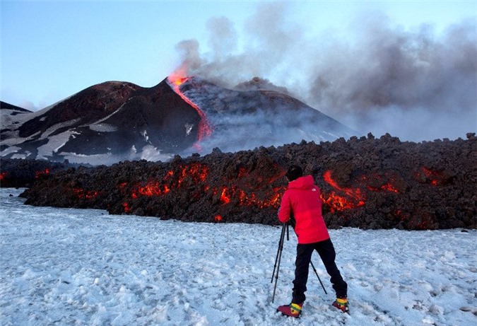 Đội phóng viên BBC có mặt để ghi hình núi lửa Etna phun. 