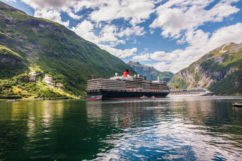 Những chiếc thuyền lớn chở du khách tham quan vịnh Geirangerfjord.
