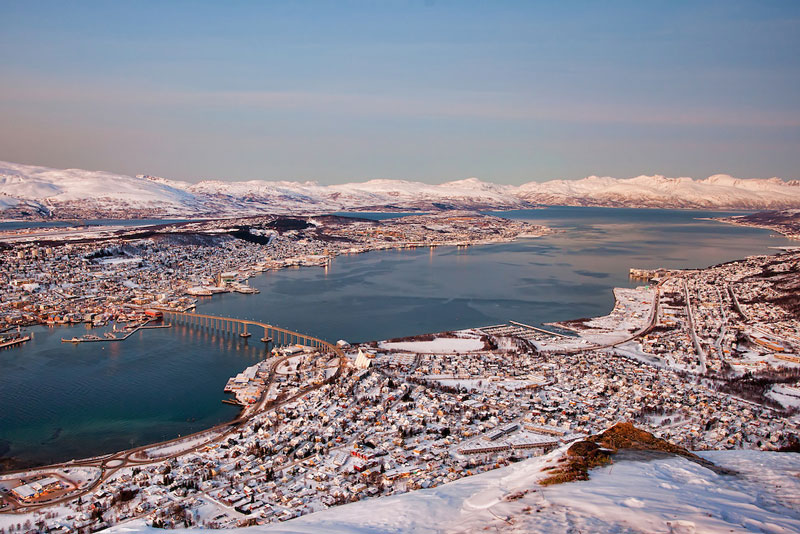 Tromso mang khí hậu cận Bắc Cực khi mùa Đông khá dài còn mùa Hè thì ngắn. 