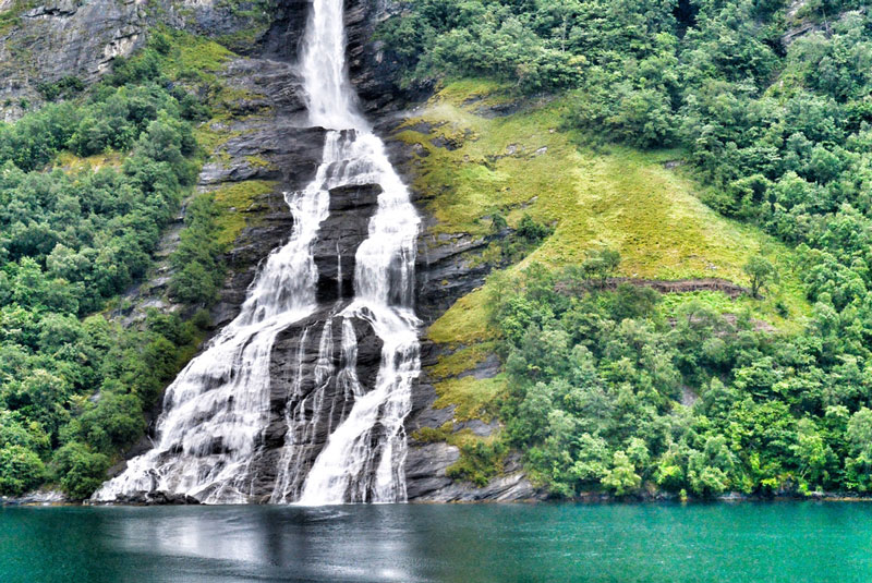 Hai thác nước nổi tiếng nhất trong vịnh hẹp Geirangerfjord là thác Seven Sisters và thác Suitor.