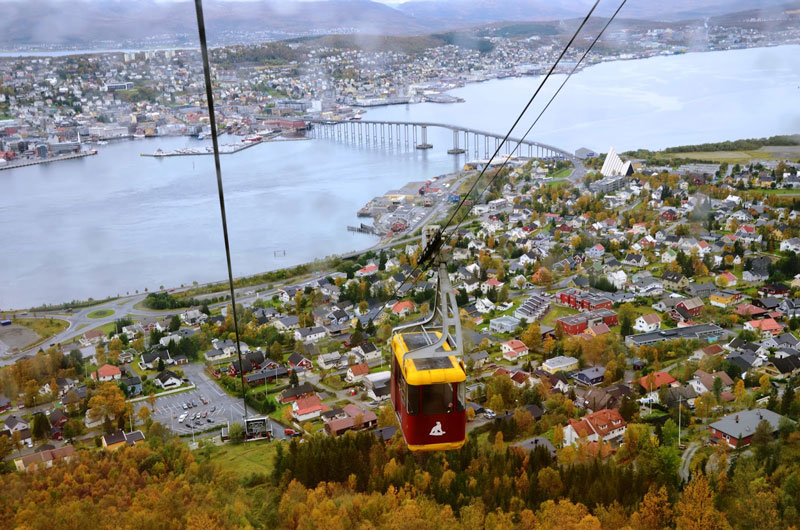 Du khách có thể ngồi cáp treo để thưởng ngoạn cảnh đẹp Tromso.