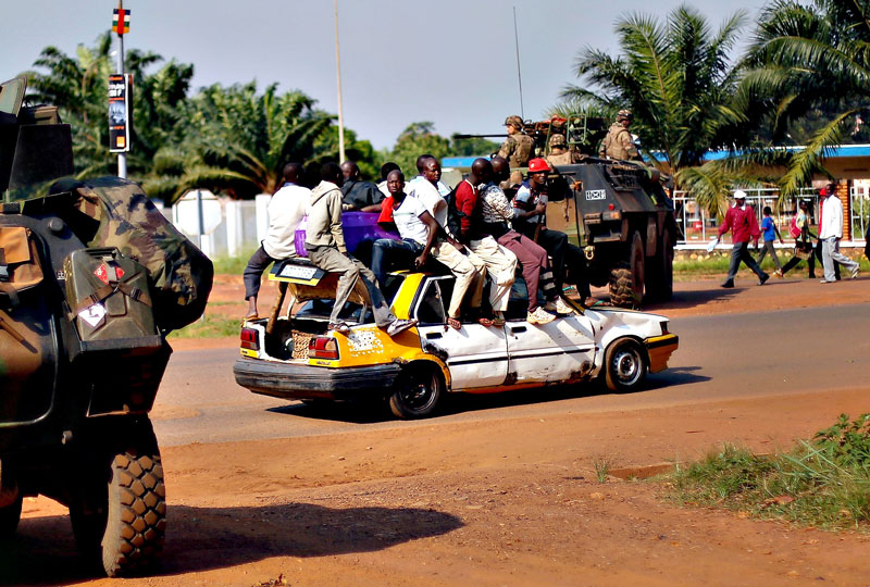 2. Bangui. Thủ đô và là thành phố lớn nhất Cộng hòa Trung Phi. Bangui trải qua nhiều biến động sau khi quốc vương Bokassa bị truất năm 1979. Nơi đây thường xuyên xảy ra xung đột bạo lực và người dân sống phụ thuộc vào viện trợ y tế.