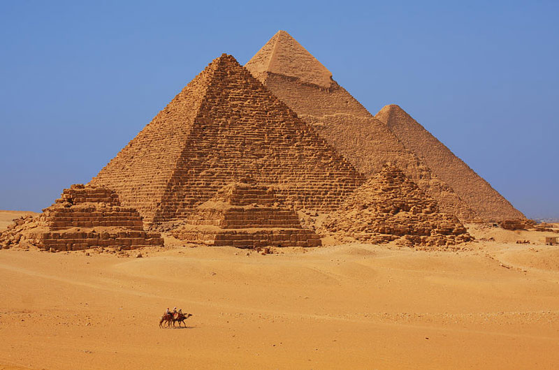 4. Ai Cập. Là nước Cộng hòa nằm ở Bắc Phi, Trung Đông và Tây Nam Á. Mảnh đất này được xem là một trong những nền văn minh vĩ đại nhất thế giới. Tới Ai Cập, bạn sẽ bị thu hút bởi vẻ đẹp của những công trình kiến trúc độc đáo và kì vĩ.