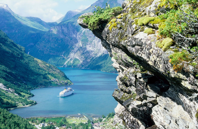 Tới đây, du khách sẽ được tận hưởng vẻ đẹp ngoạn mục của sông núi Na Uy.
