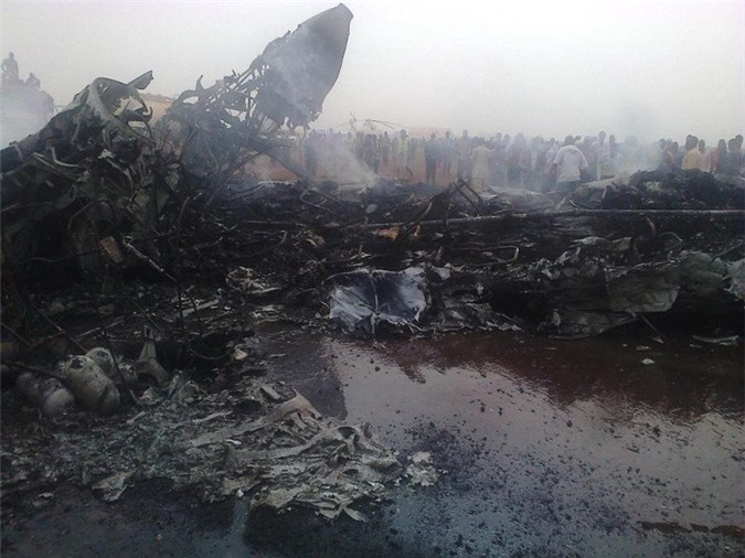 Máy bay bốc cháy trơ khung tại sân bay Wau.