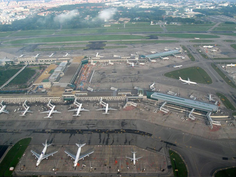 1. Sân bay Changi Singapore (SIN). Sân bay tọa lạc ở thành phố Singapore, Singapore. SIN trung tâm vận chuyển hàng không quốc tế (lớn và là cửa ngõ rất quan trọng của châu Á nói chung và Đông Nam Á nói riêng. 