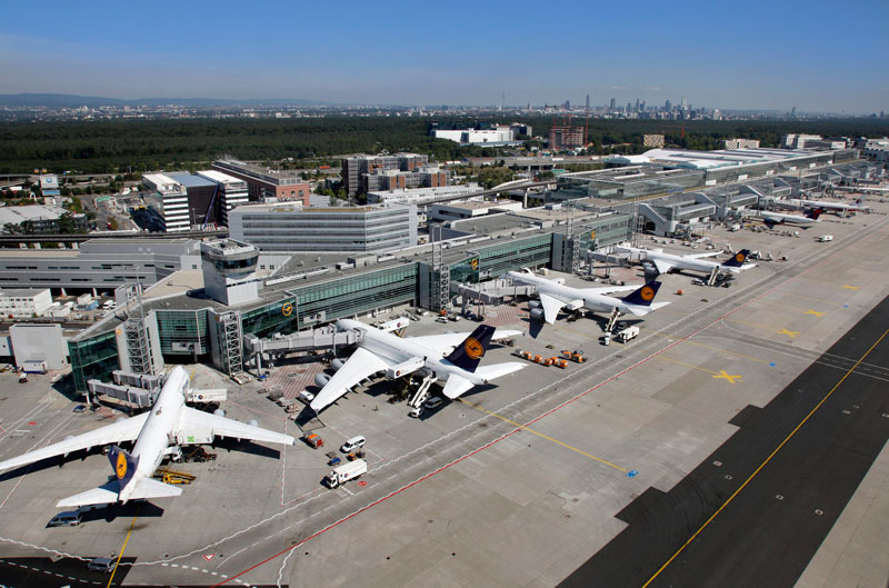 10. Sân bay quốc tế Frankfurt (FRA). Sân bay này tọa lạc tại thành phố Frankfurt, Đức. Đây là một trong những sân bay lớn nhất thế giới và châu Âu. FRA luôn nằm trong top 10 sân bay có chất lượng phục vụ tốt nhất thế giới.