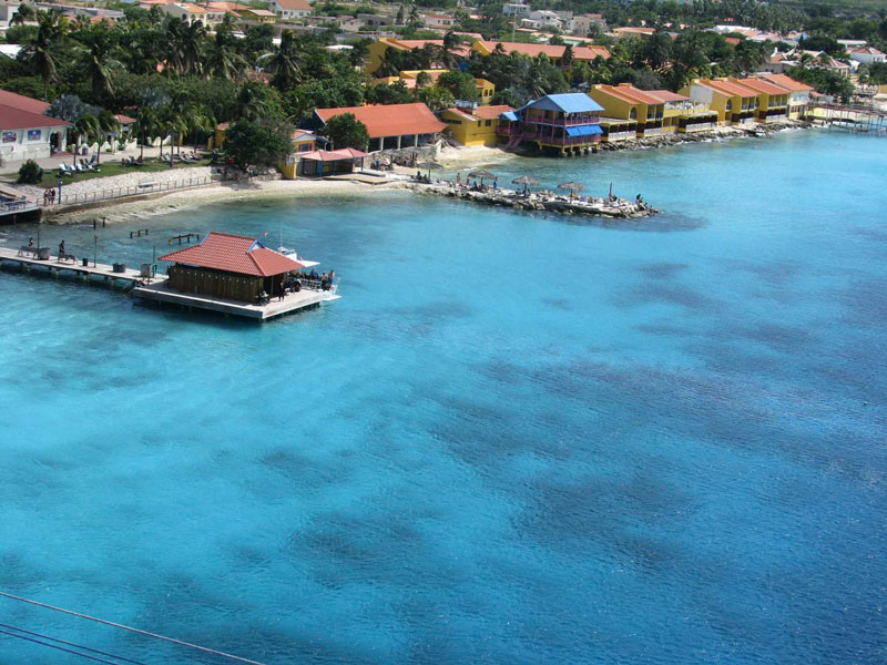 Đảo Bonaire được bao quanh bởi rạn san hô. 