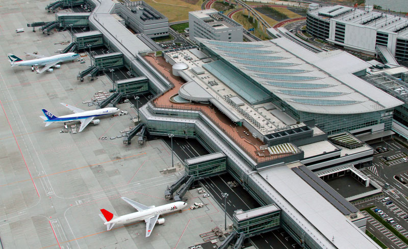 2. Sân bay quốc tế Tokyo (HND). Tọa lạc ở khu Ota Tokyo, Nhật Bản. Đây là một trong những cảng hàng không nhộn nhịp và quan trọng nhất châu Á. Trong năm 2016, HND đón tới hơn 75,3 triệu lượt khách.