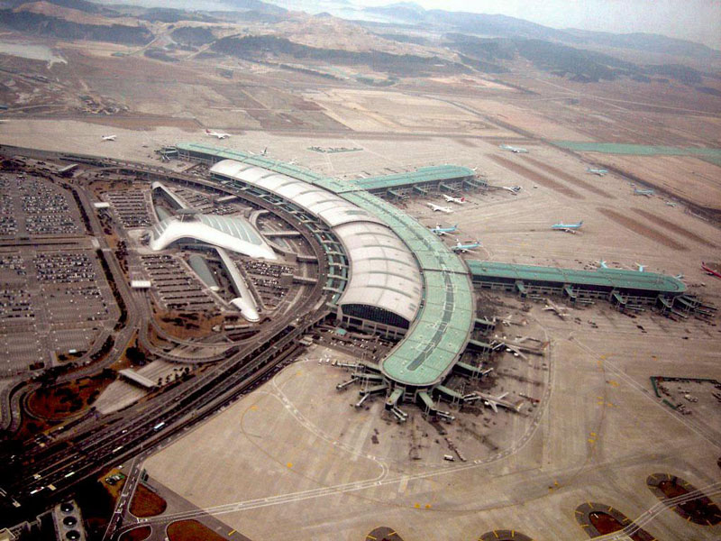 3. Sân bay quốc tế Incheon (ICN). Sân bay quốc tế chính của Thủ đô Seoul và là sân bay lớn nhất Hàn Quốc. ICN là một trong những cảng trung chuyển hàng không lớn nhất và nhộn nhịp nhất trên thế giới, là cửa ngõ quan trọng vào Đông Á và cả châu Á.