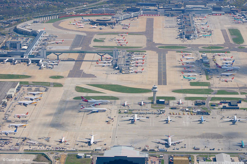 9. Sân bay London Heathrow (LHR). Sân bay quốc tế tại Thủ đô London, Anh. LHR là sân bay nhộn nhịp nhất nước Anh nói riêng và châu Âu nói chung. Trong năm 2016, LHR đón tới hơn 75 triệu lượt khách.