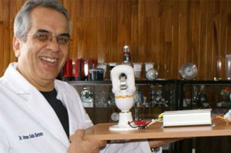 Nhà khoa học Mexico Arturo Solis Herrera và loại pin vĩnh cử mà ông chế tạo. (Nguồn: facebook./pages/Arturo-Solis-Herrera).