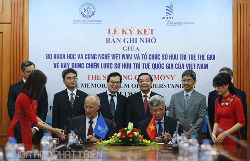 Tổng Giám đốc Tổ chức SHTT thế giới (WIPO) Francis Gurry và Thứ trưởng Bộ KH&CN Trần Việt Thanh đã ký kết Bản ghi nhớ.